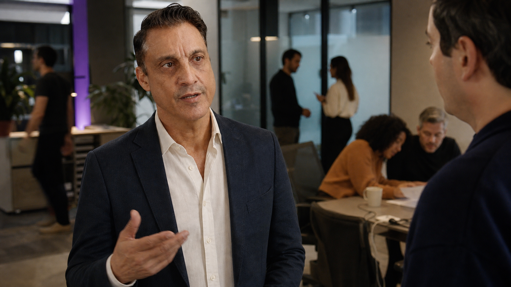 Milton Riitano conduzindo uma conversa de trabalho
